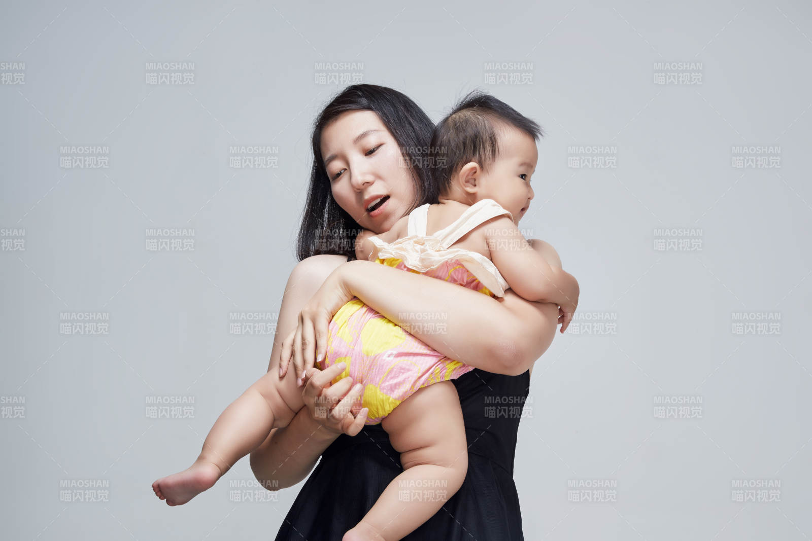 媽媽陪伴寶寶快樂的玩耍