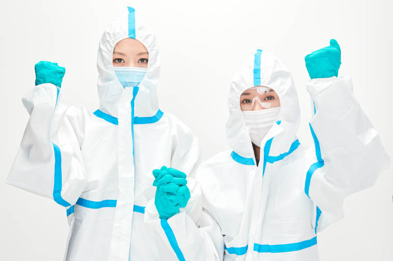穿白色防护服佩戴护目镜口罩的防疫人员