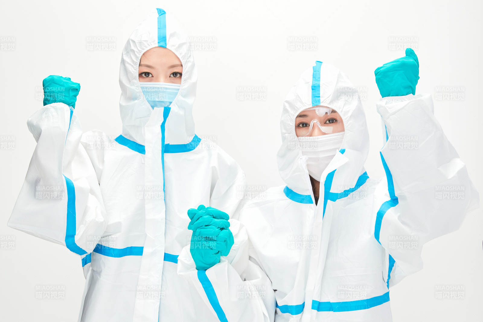 穿白色防护服佩戴护目镜口罩的防疫人员