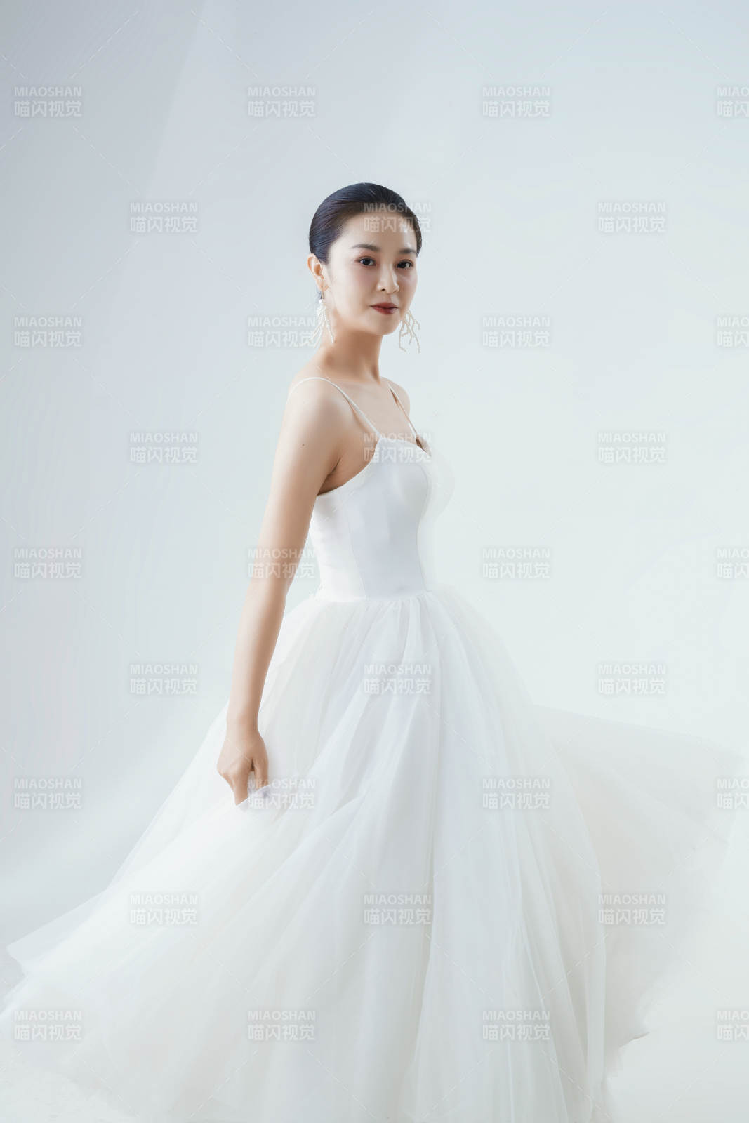 棚拍白色背景下的潔白婚紗新娘美妝