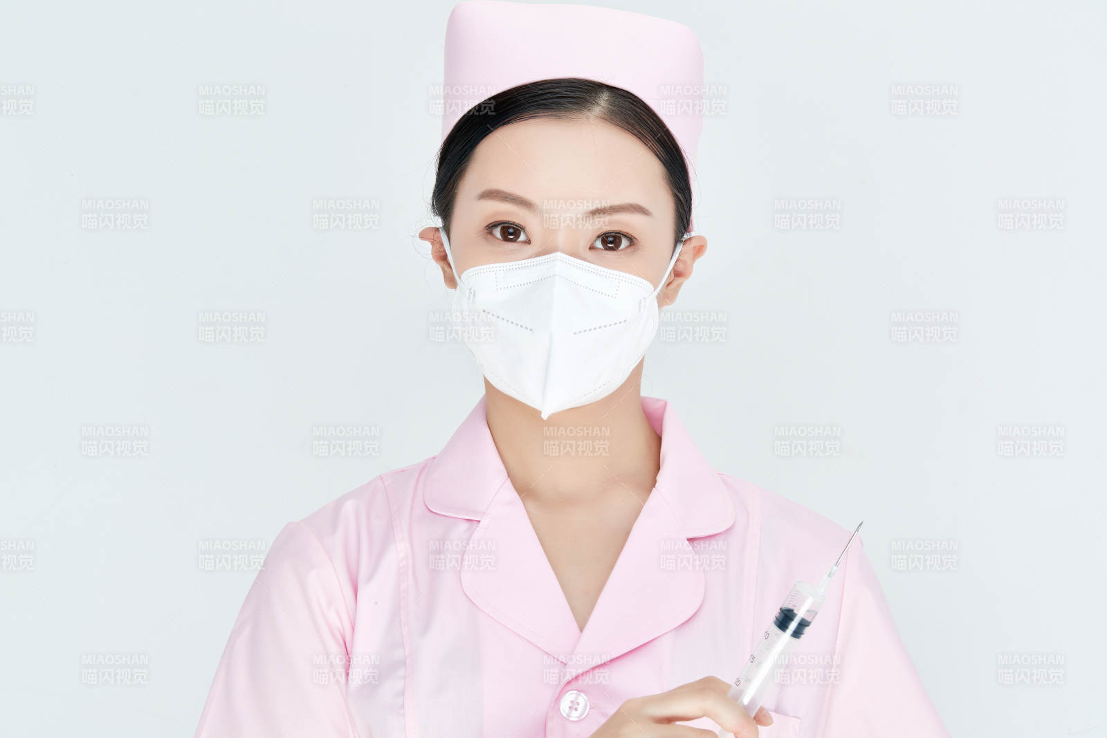 穿護士服戴口罩手執針筒的年輕女護士