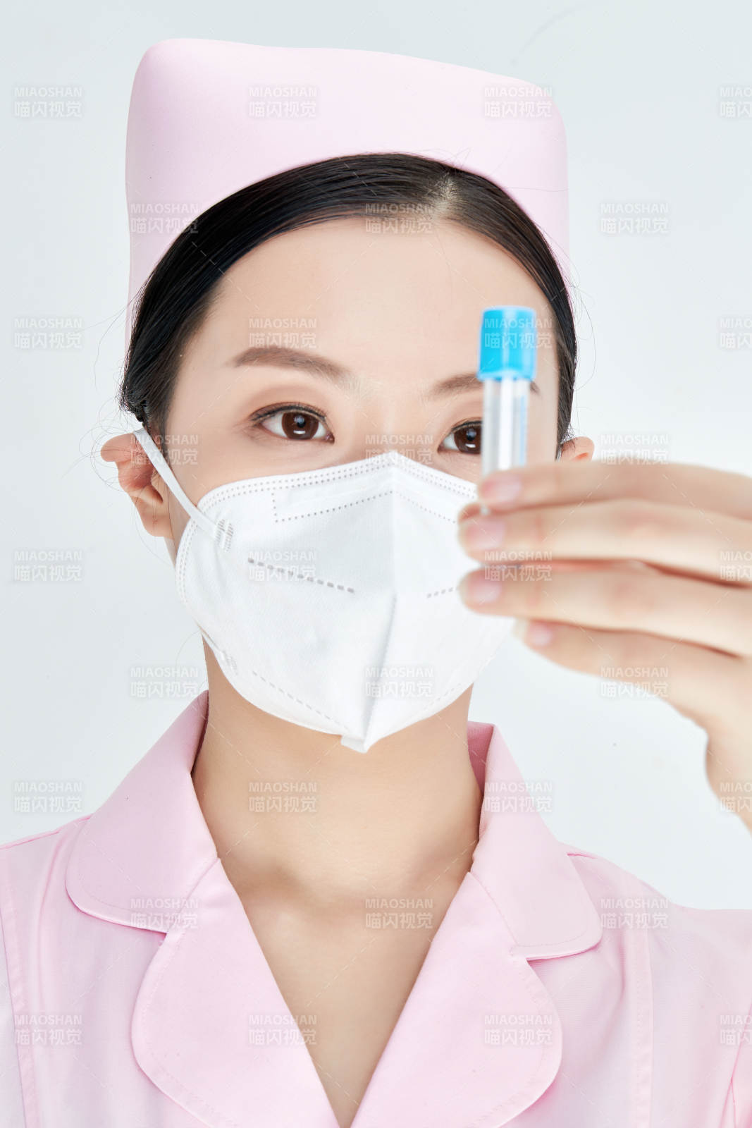 采集病例化驗檢測樣本的外科手術醫生