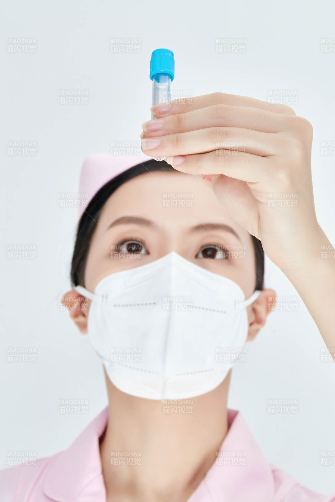 采集病例化驗檢測樣本的外科手術醫生