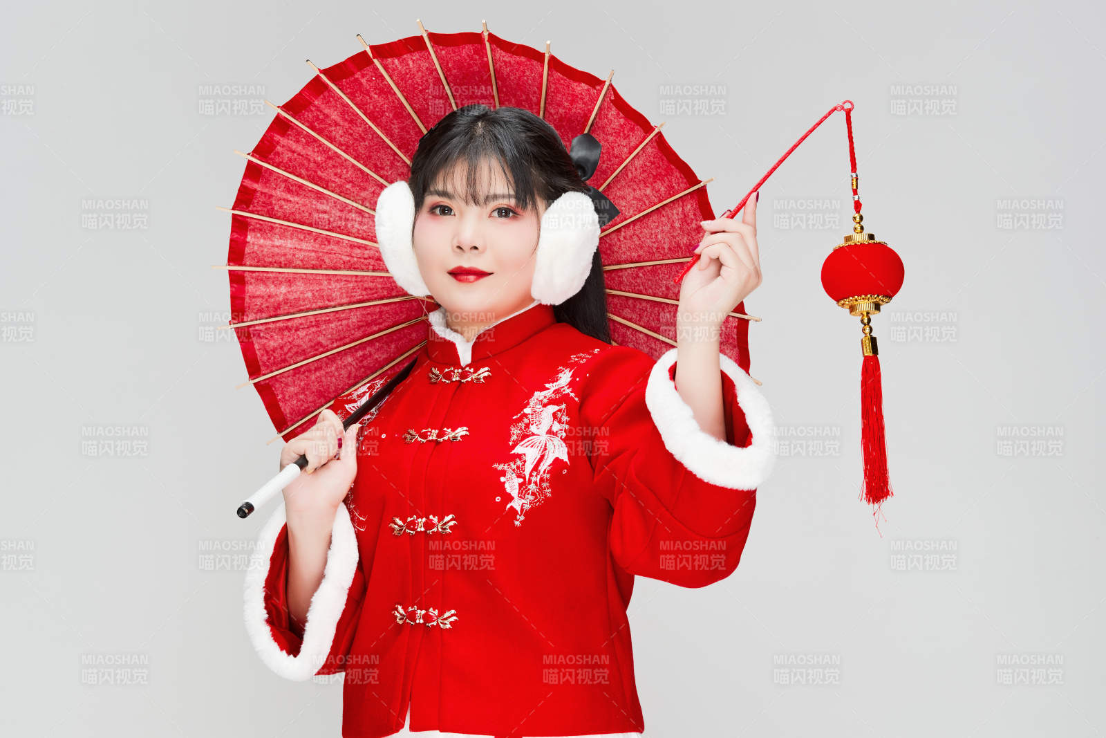手打油紙傘手提紅燈籠身穿喜慶漢服的可愛少女