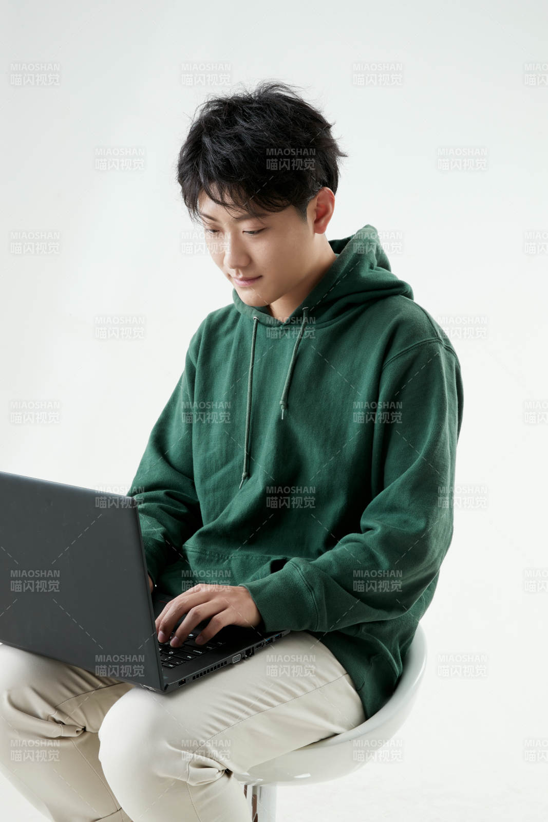 沉浸在網(wǎng)絡(luò)戀愛世界的青年男子