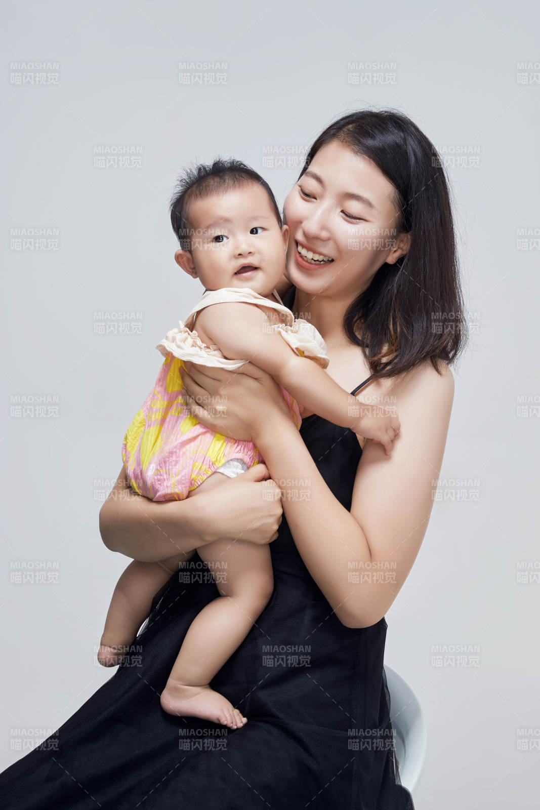 媽媽陪伴寶寶快樂的玩耍