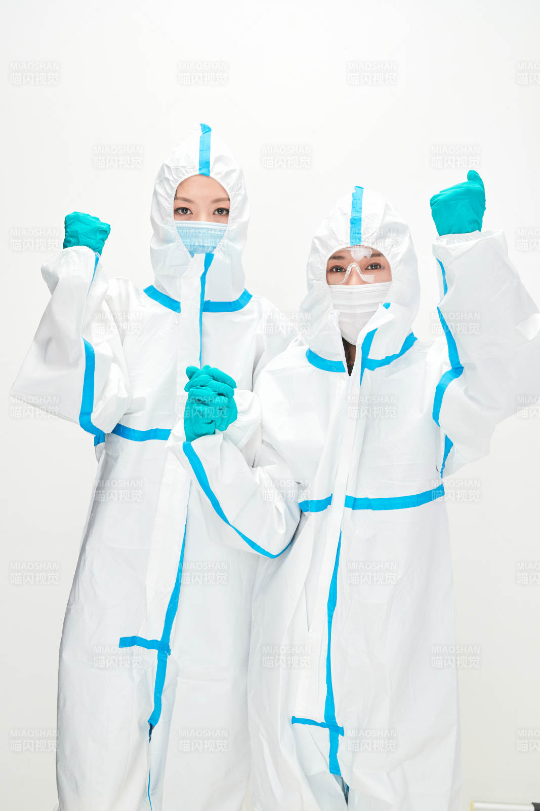 穿白色防護服佩戴護目鏡口罩的防疫人員