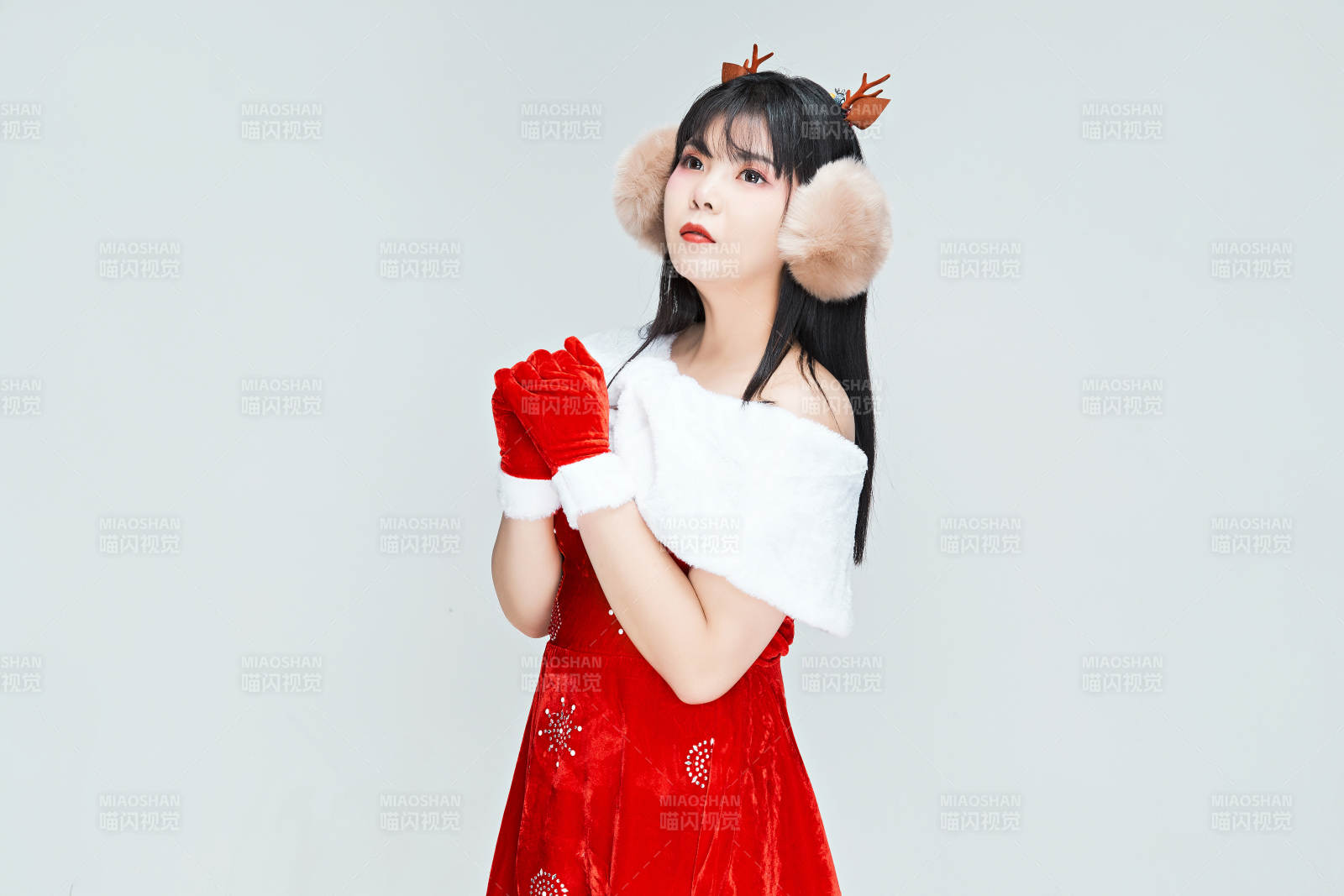 身穿圣誕服飾的性感可愛亞洲少女