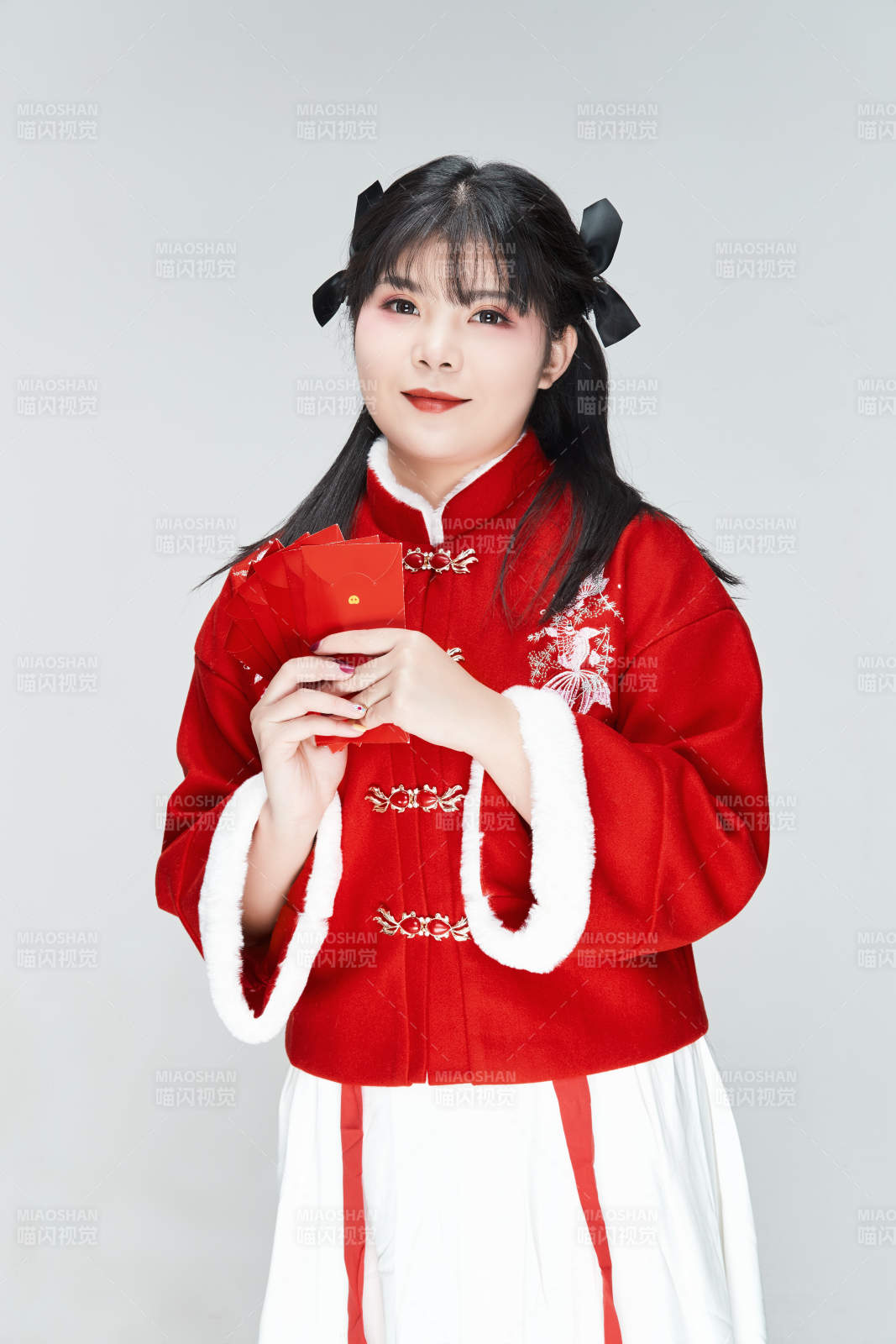 白色背景下身穿喜慶漢服手拿紅包的可愛少女