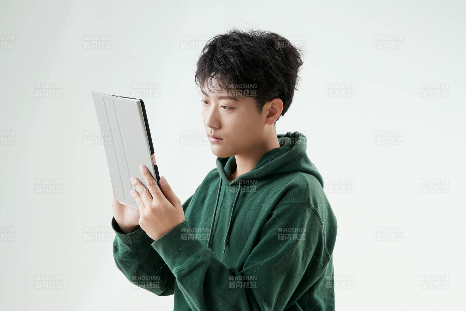 沉浸在網絡戀愛世界的青年男子