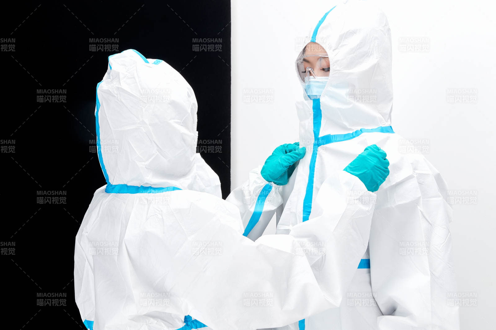 穿白色防護服佩戴護目鏡口罩的防疫人員