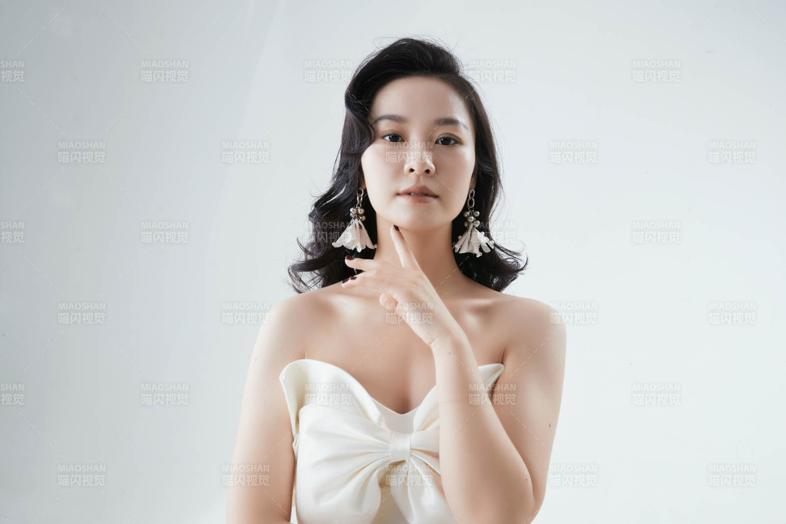 棚拍白色背景下的潔白婚紗新娘美妝