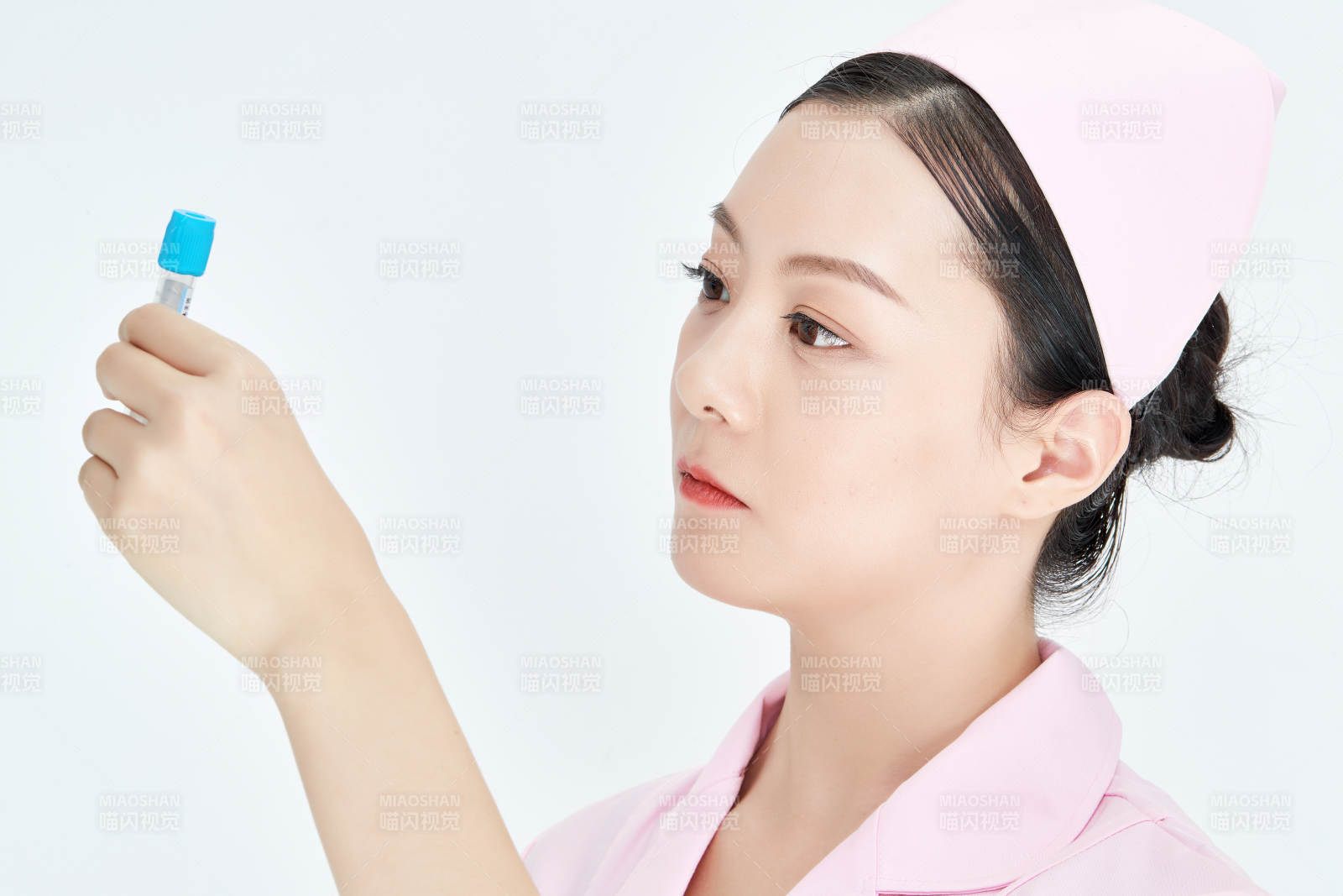 采集病例化驗檢測樣本的外科手術醫生