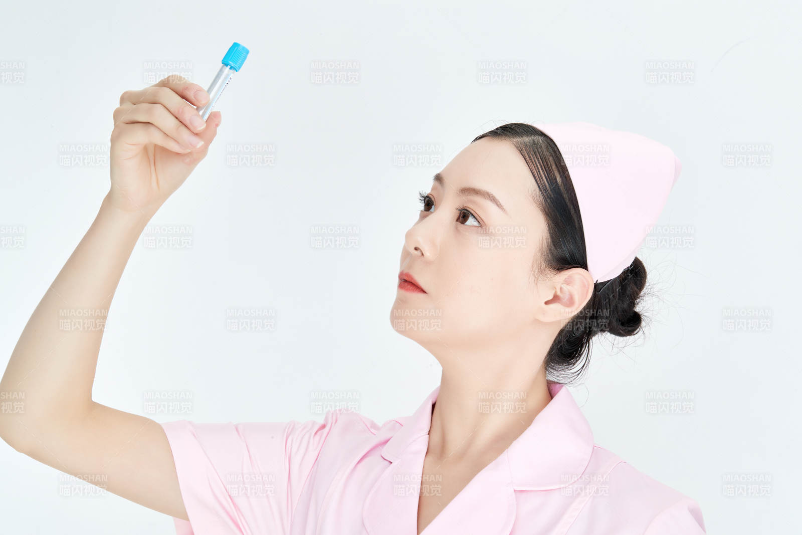 采集病例化驗檢測樣本的外科手術醫生