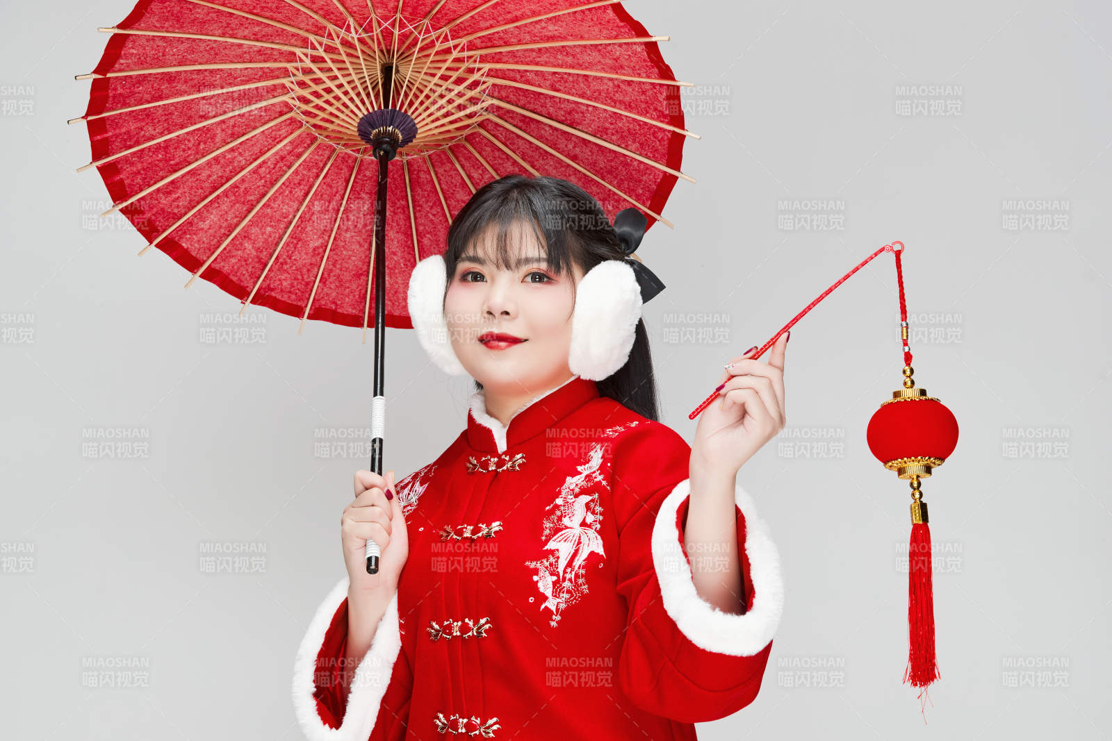 手打油紙傘手提紅燈籠身穿喜慶漢服的可愛少女