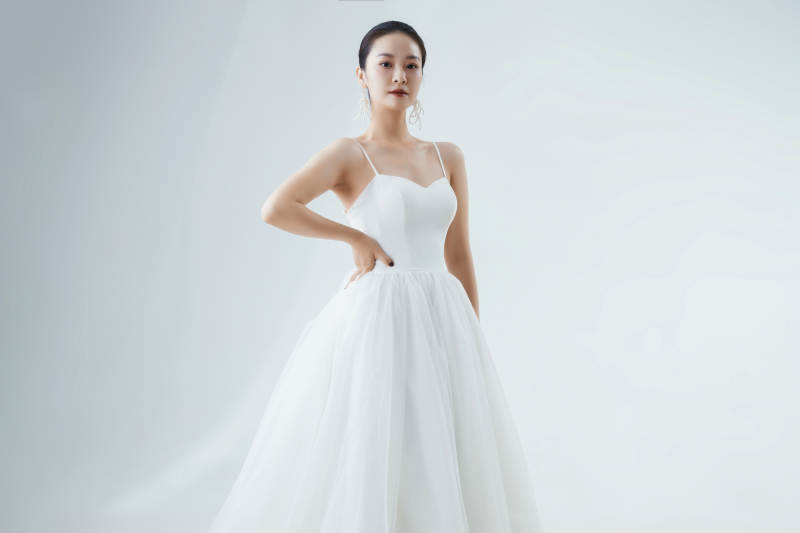 棚拍白色背景下的洁白婚纱新娘美妆