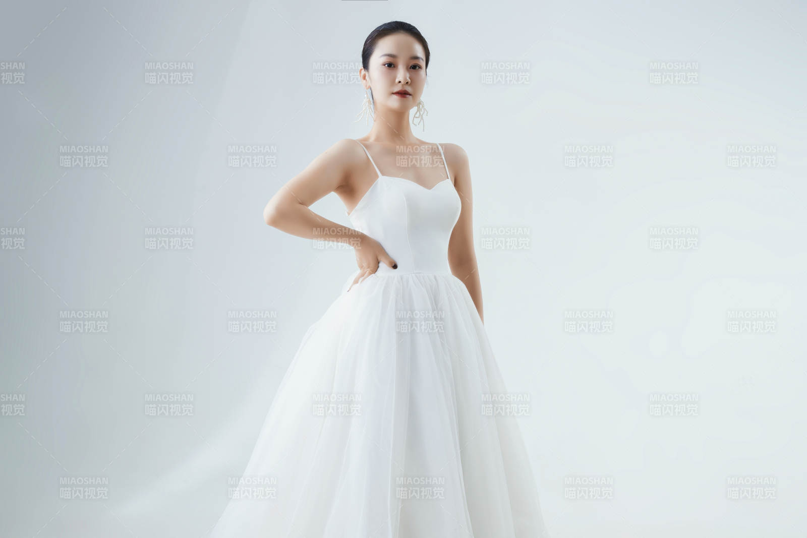 棚拍白色背景下的潔白婚紗新娘美妝