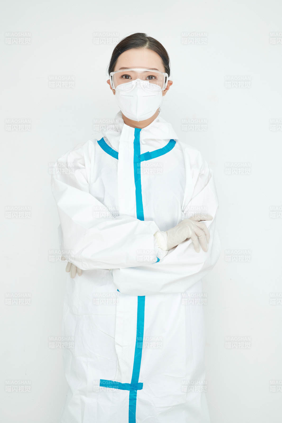 穿白色防護服佩戴護目鏡口罩的女性醫療人員