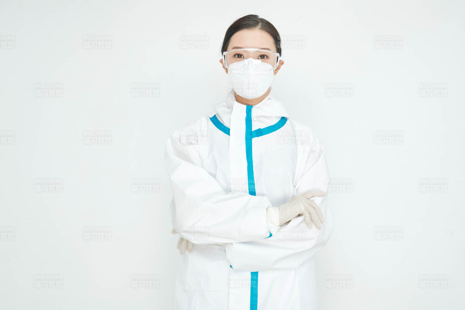 穿白色防護服佩戴護目鏡口罩的女性醫療人員