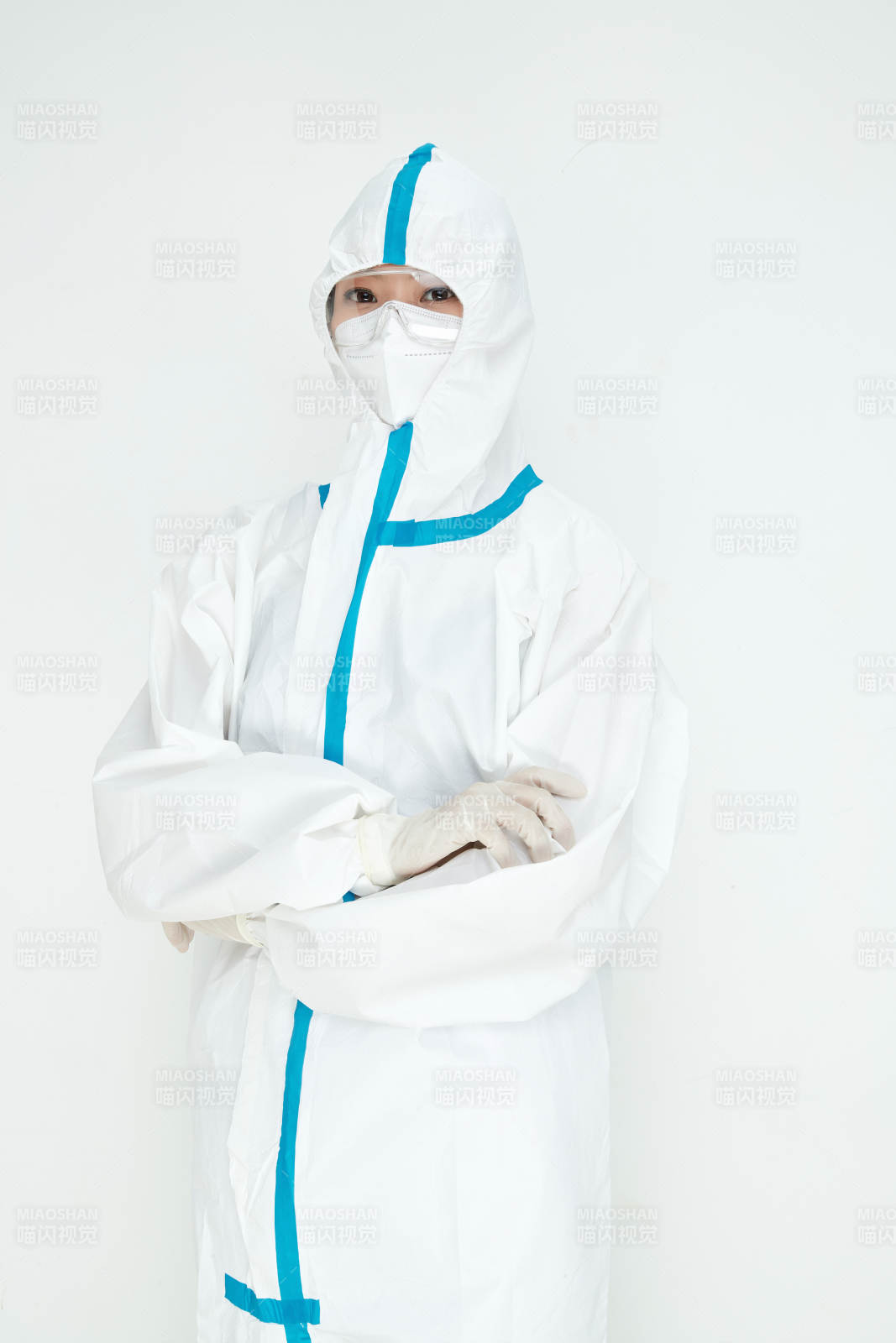 穿白色防護服佩戴護目鏡口罩的女性醫療人員