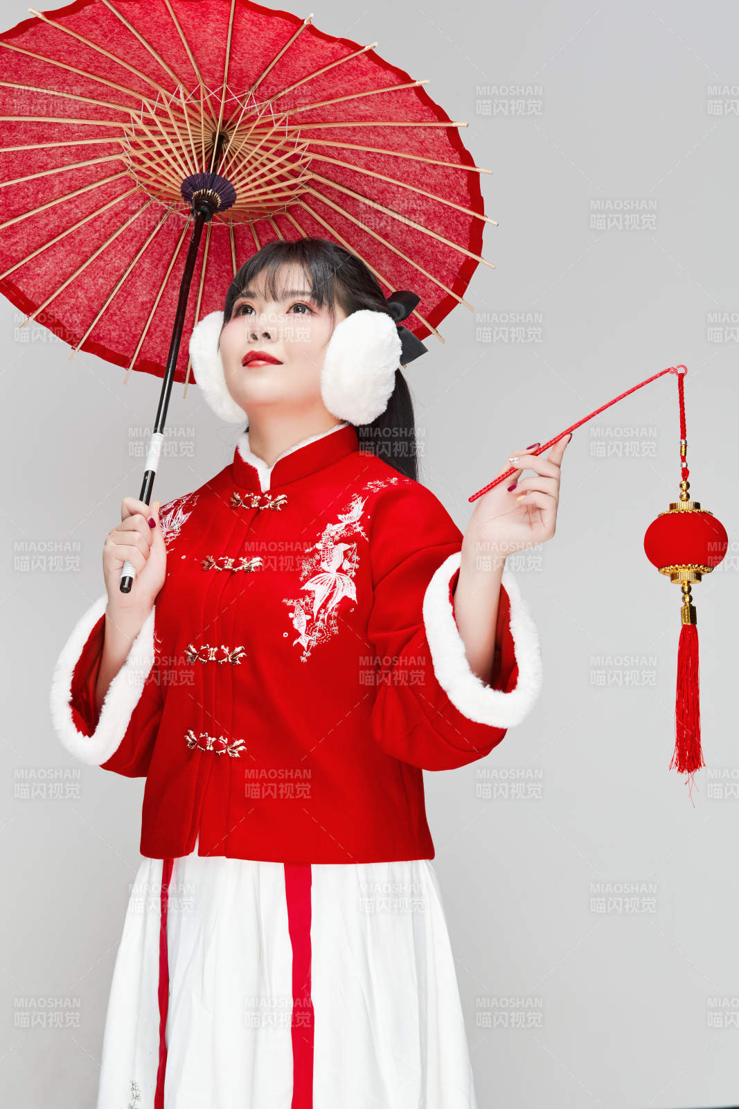 手打油紙傘手提紅燈籠身穿喜慶漢服的可愛少女