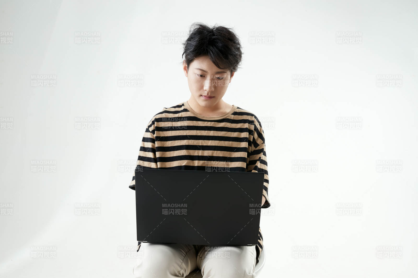 沉浸在網絡戀愛世界的青年男子