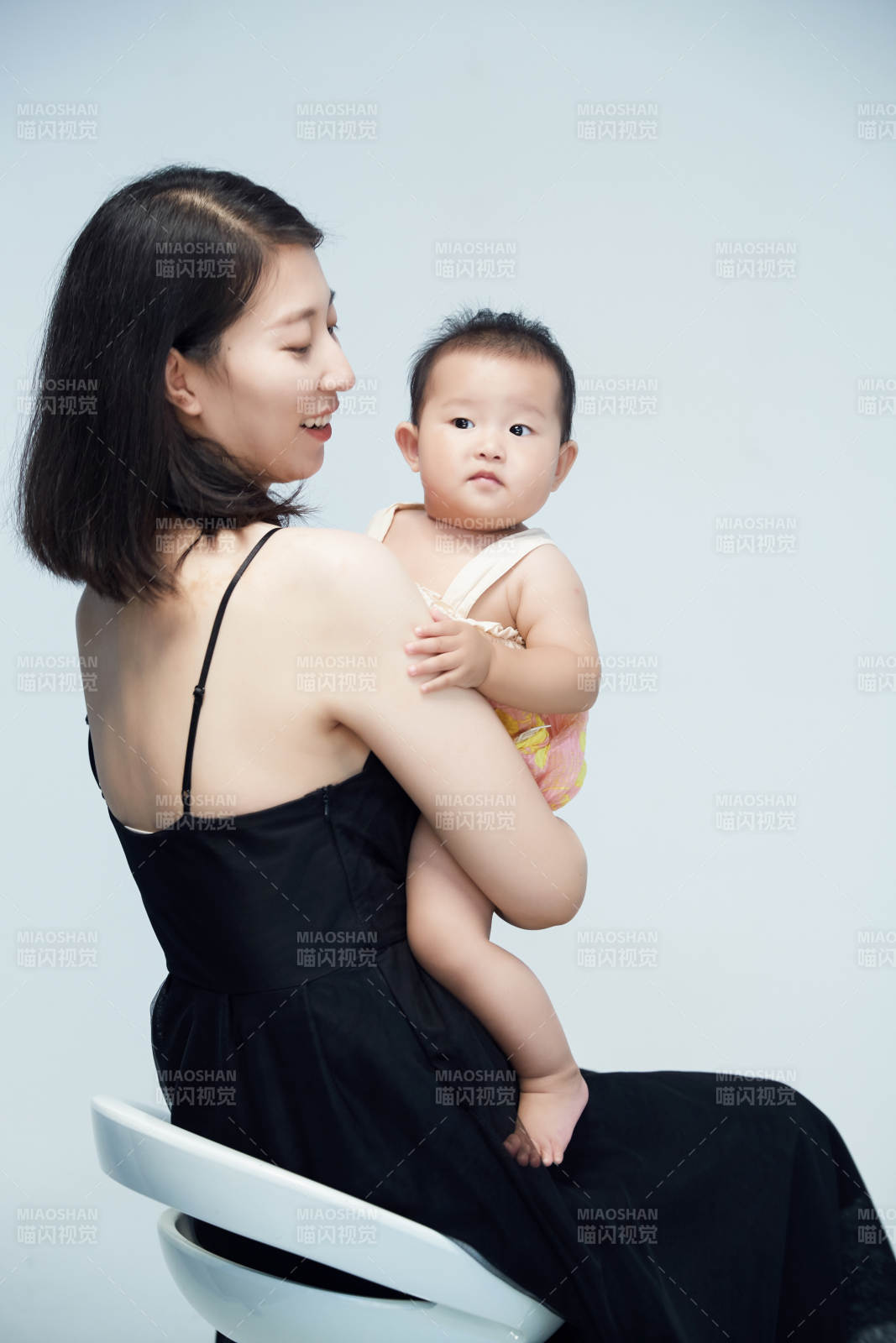 媽媽陪伴寶寶快樂的玩耍