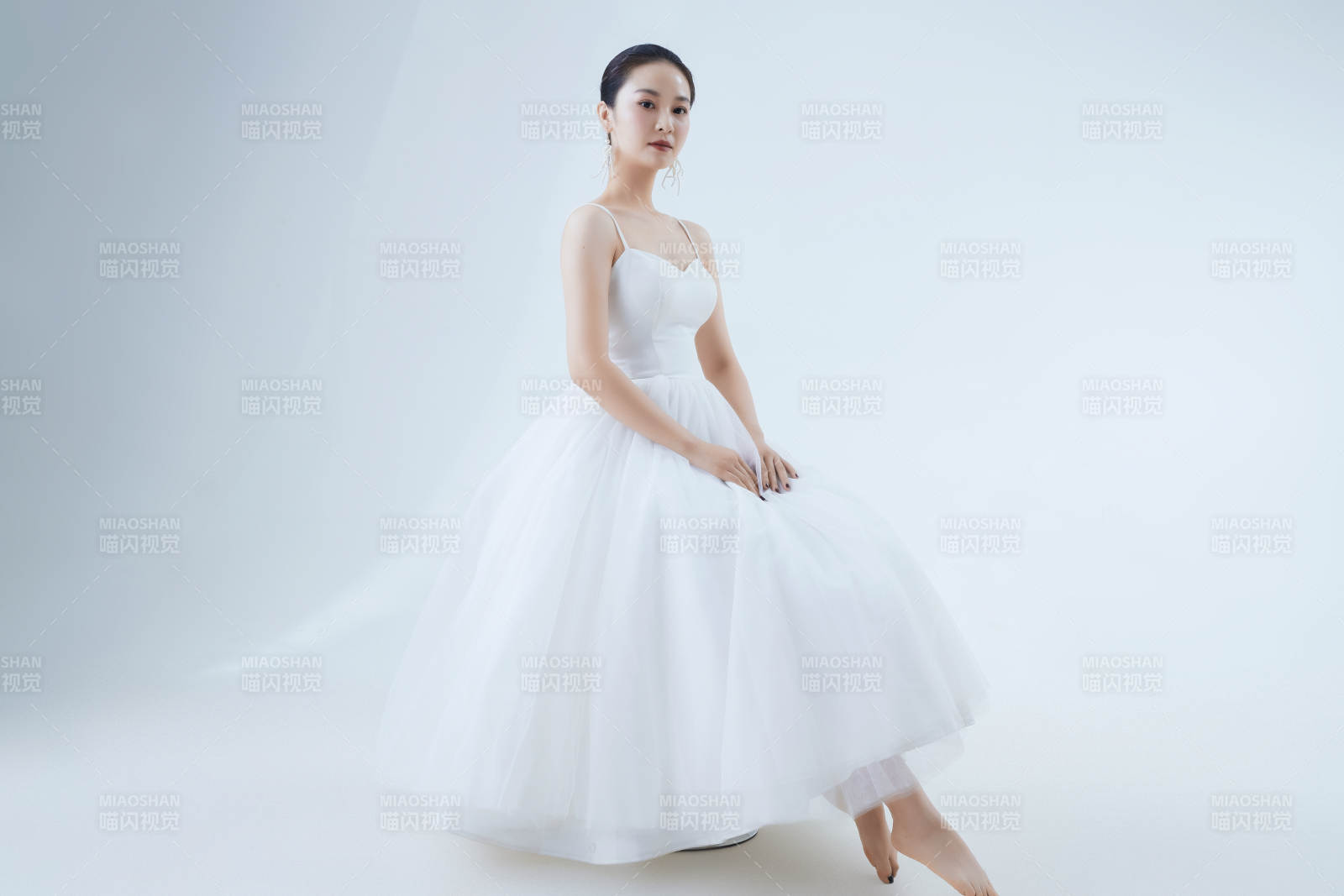 棚拍白色背景下的潔白婚紗新娘美妝