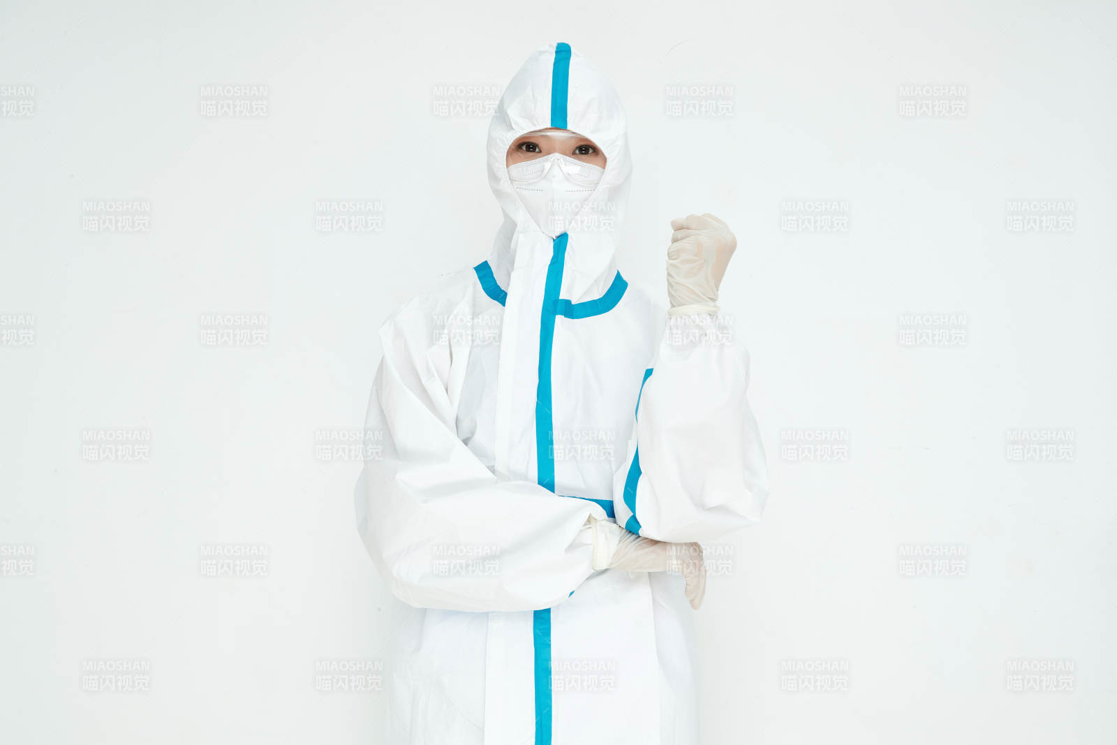 穿白色防護服佩戴護目鏡口罩的女性醫療人員