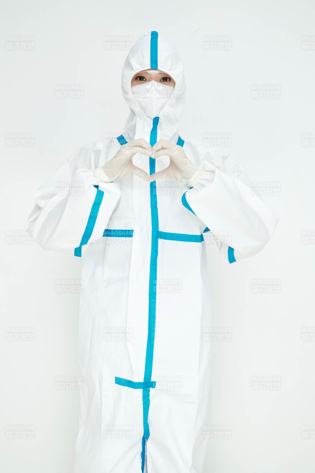 穿白色防護服佩戴護目鏡口罩的女性醫療人員