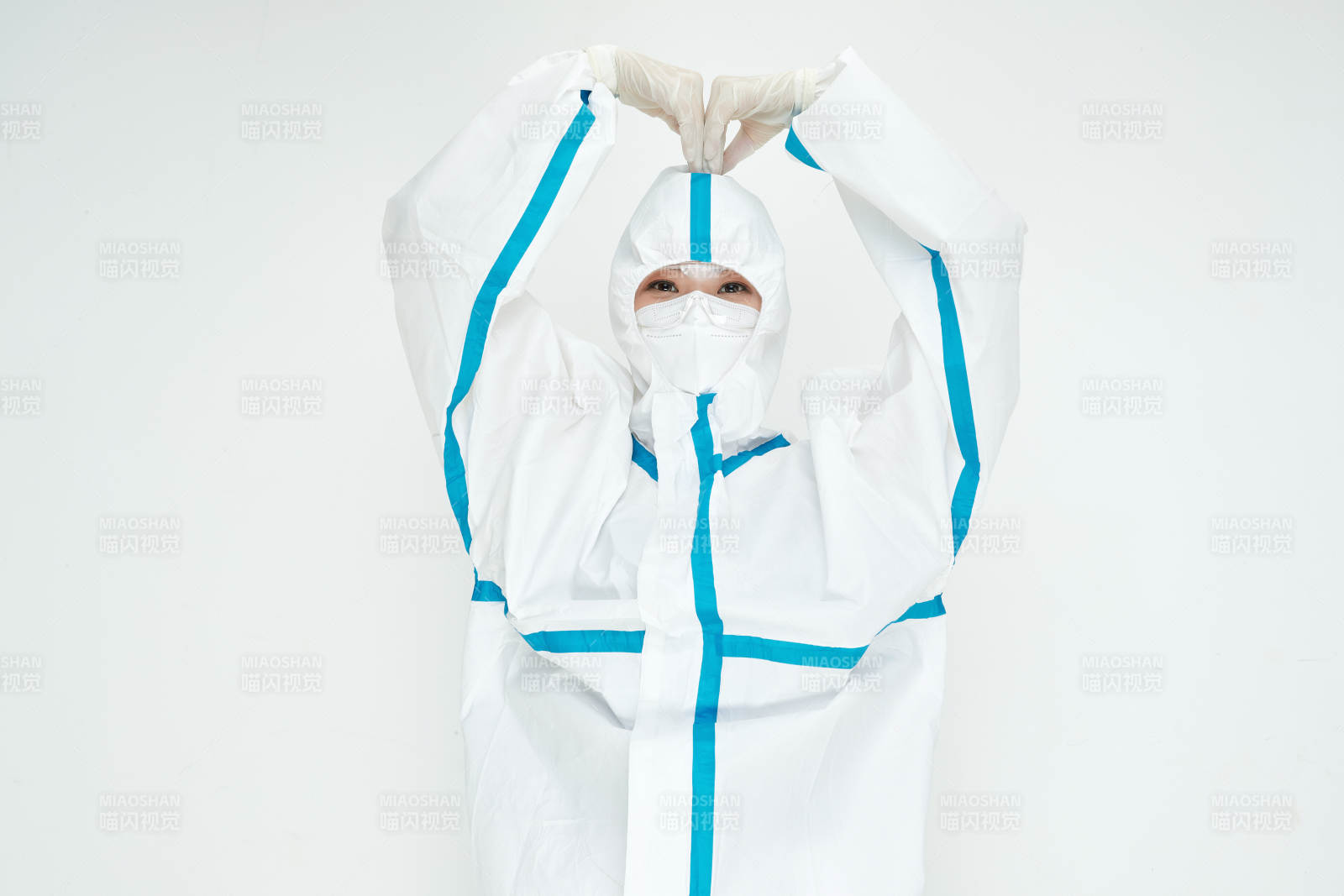 穿白色防護服佩戴護目鏡口罩的女性醫療人員