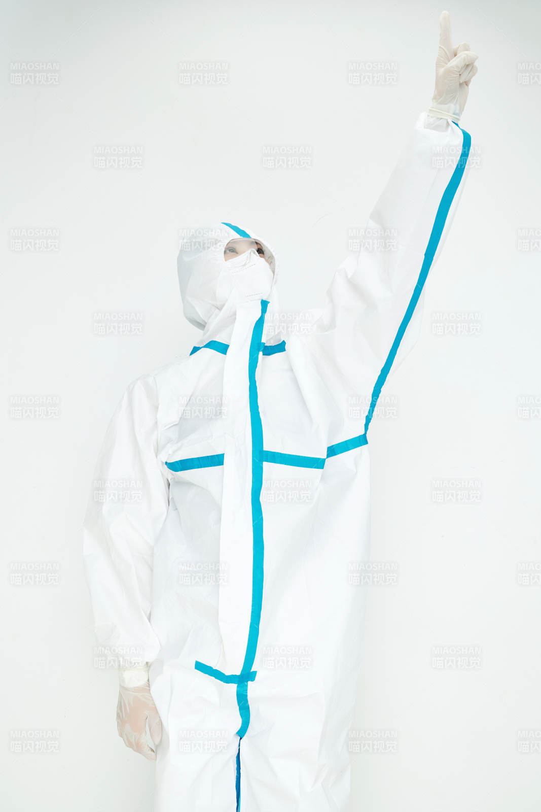 穿白色防護服佩戴護目鏡口罩的女性醫療人員