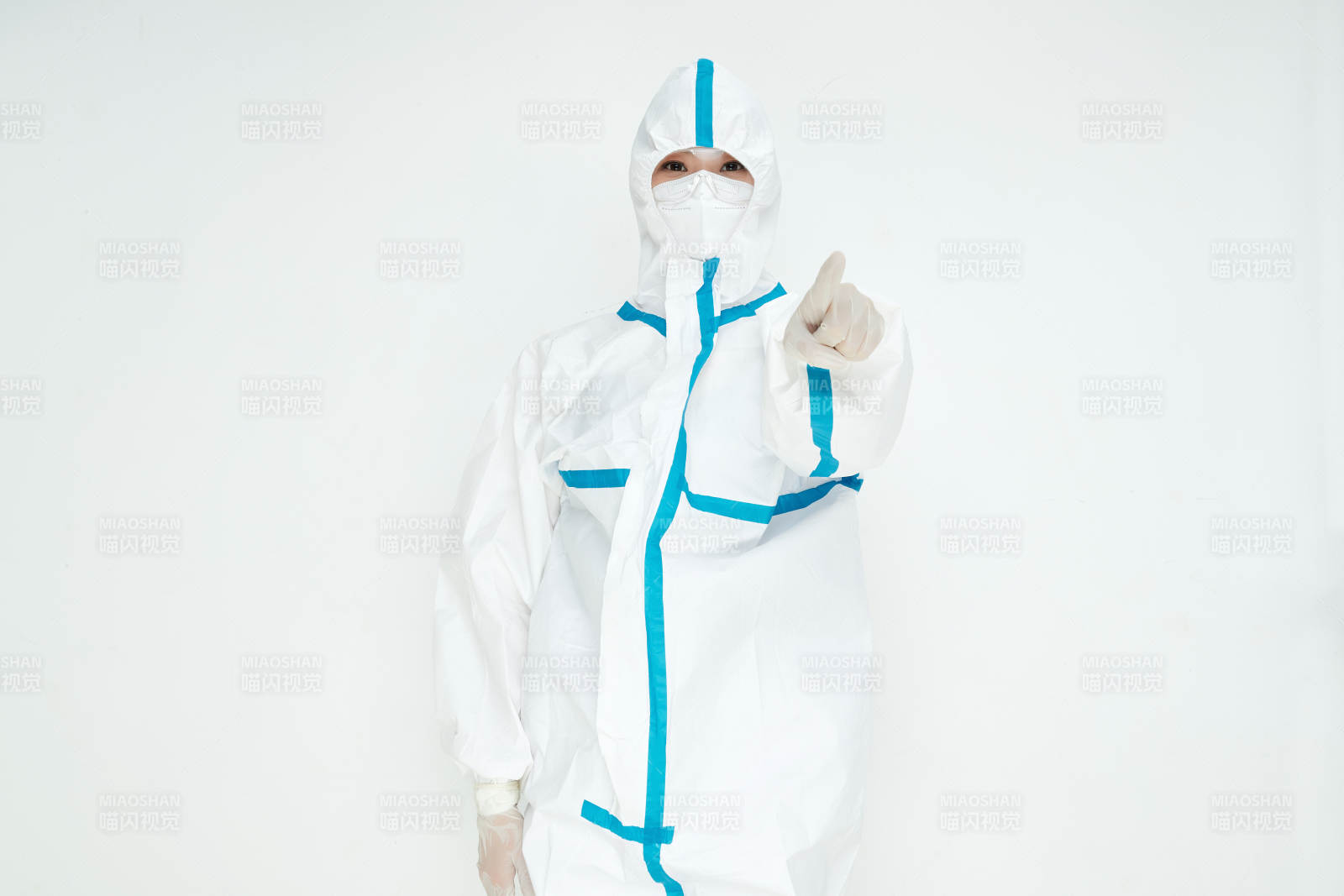 穿白色防護(hù)服佩戴護(hù)目鏡口罩的女性醫(yī)療人員