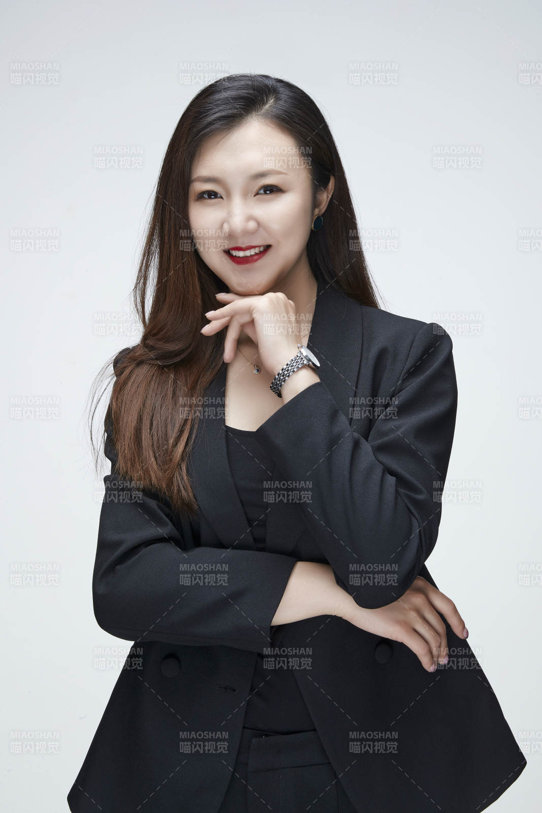 影棚拍攝白色背景亞洲年輕女性商務人像