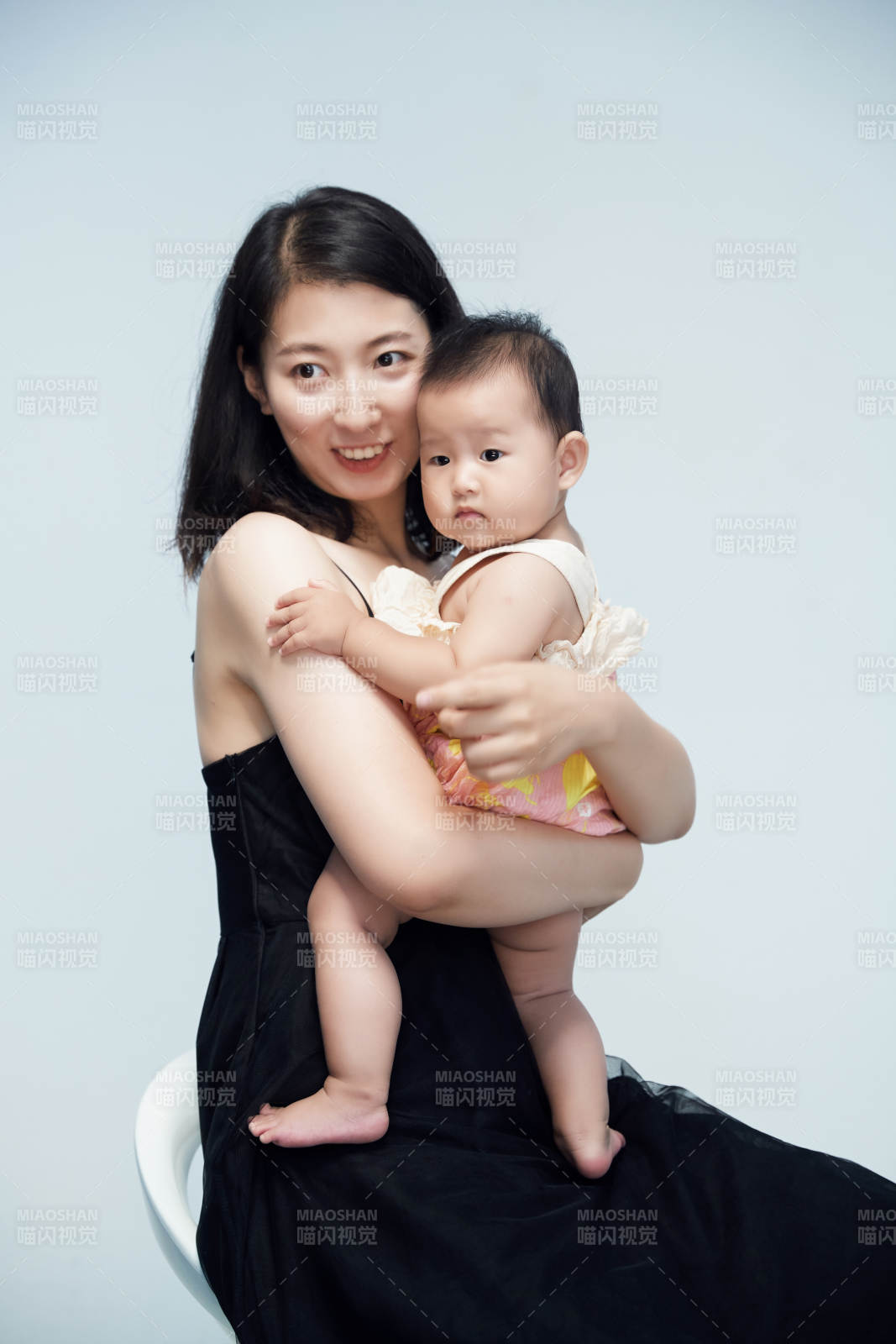 媽媽陪伴寶寶快樂的玩耍