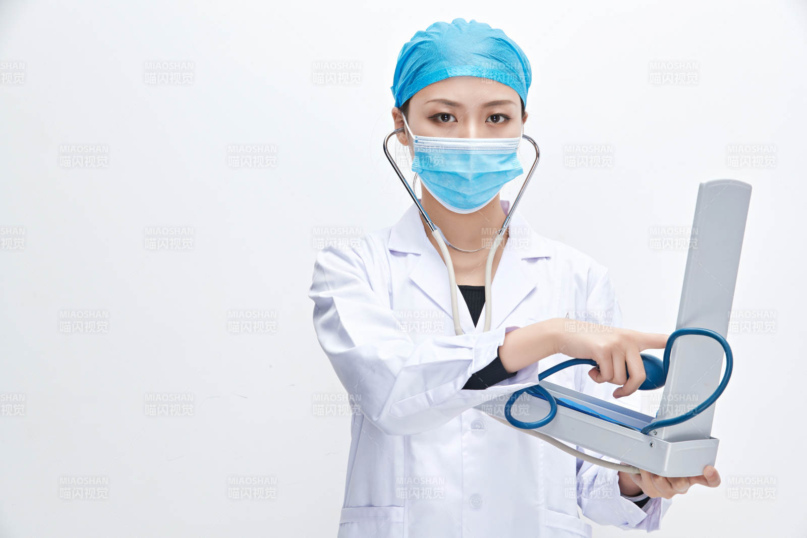 白色背景下手持血壓計的門診醫生