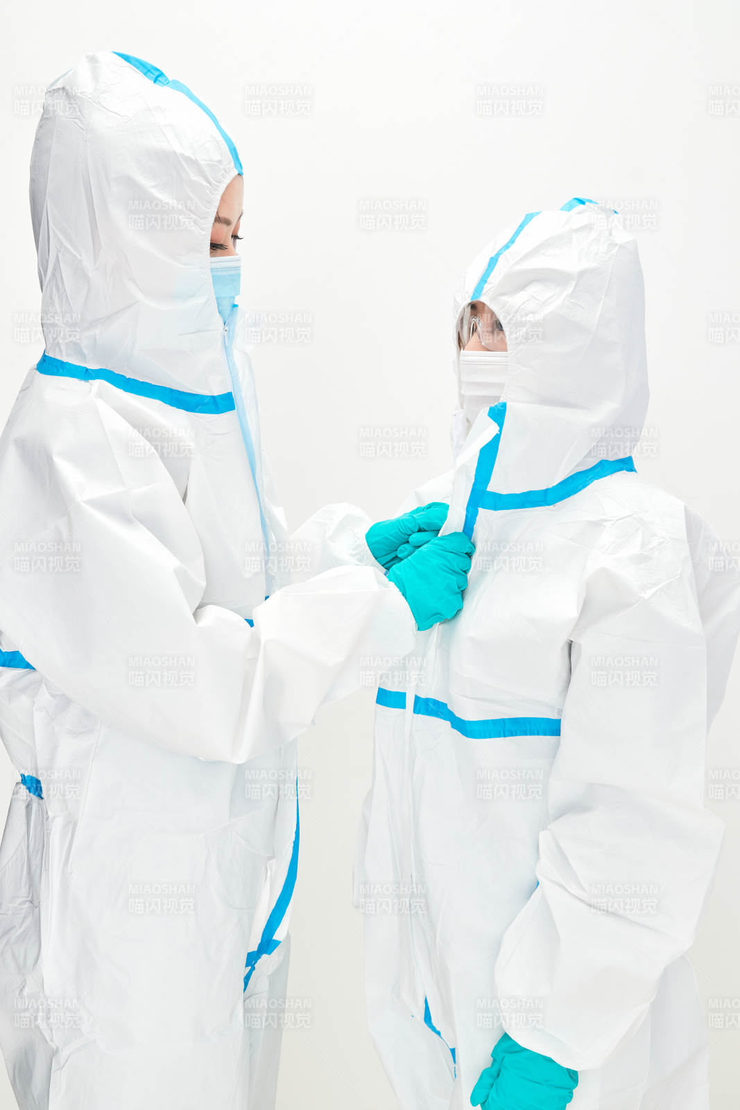 穿白色防護服佩戴護目鏡口罩的防疫人員