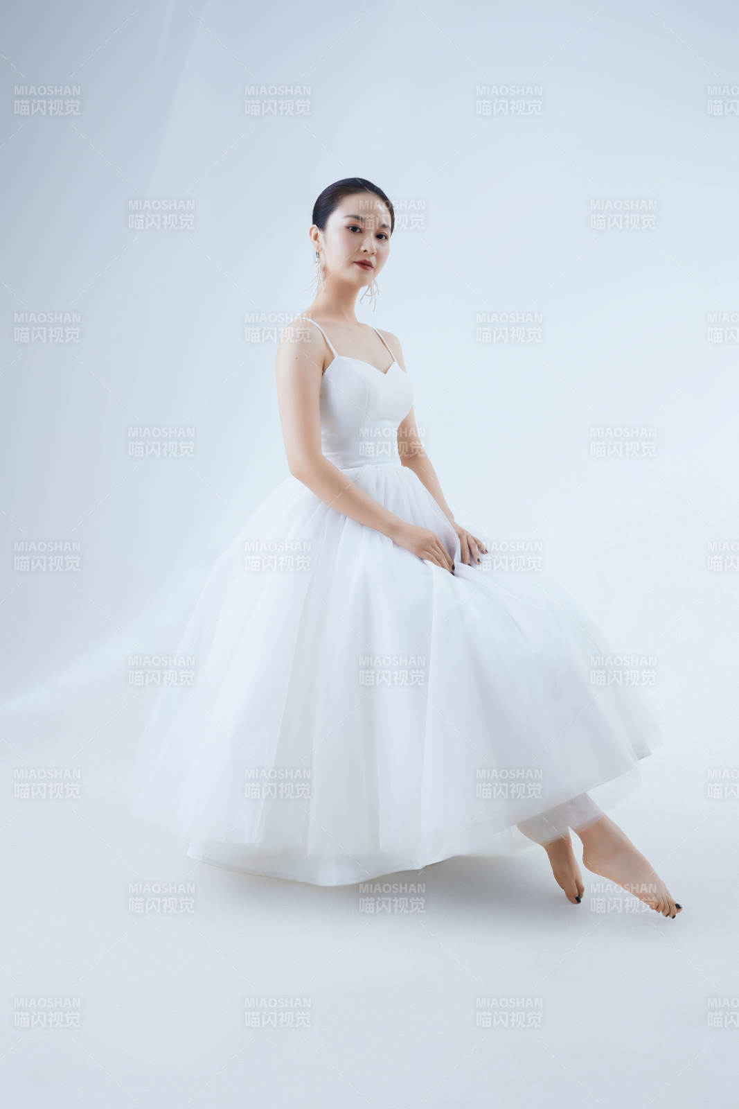 棚拍白色背景下的洁白婚纱新娘美妆