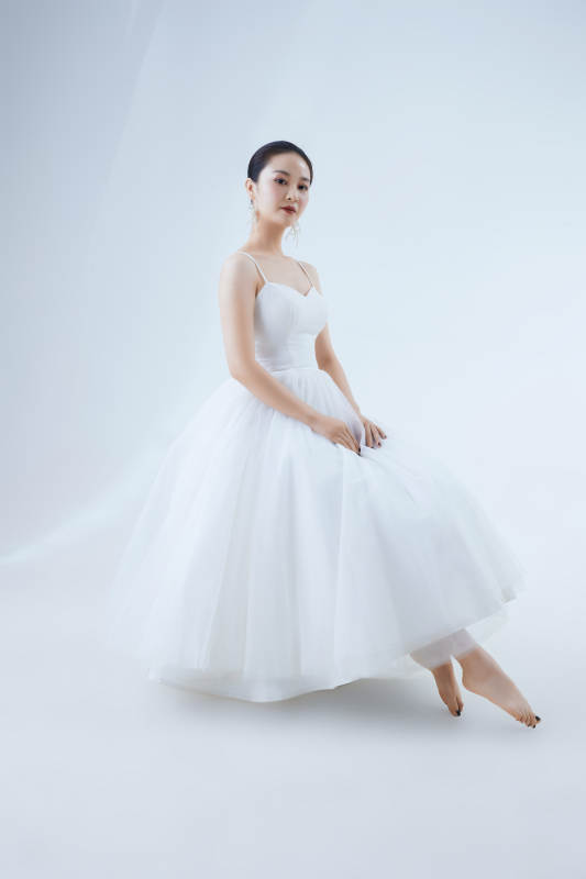 棚拍白色背景下的洁白婚纱新娘美妆