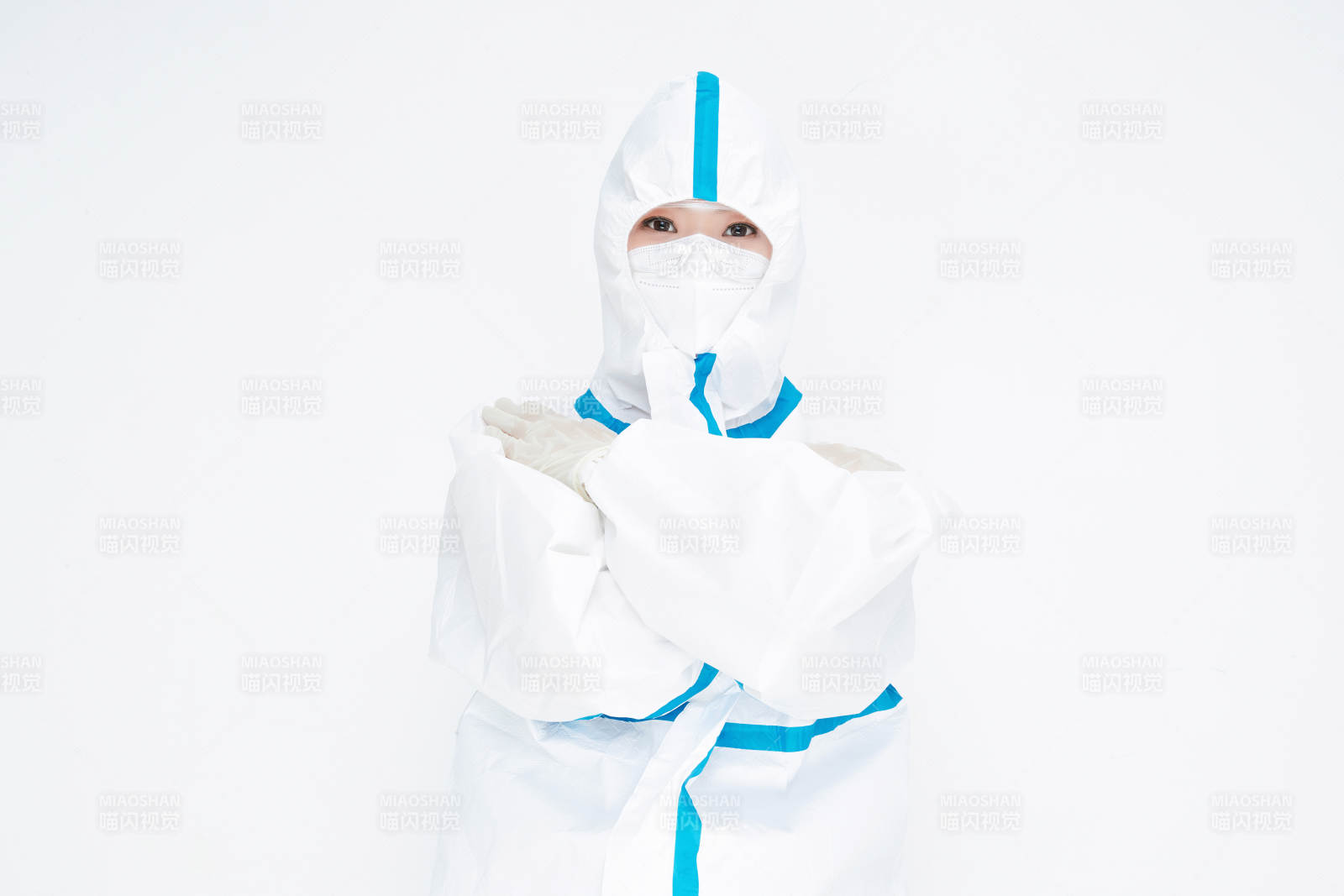 穿白色防護服佩戴護目鏡口罩的女性醫療人員