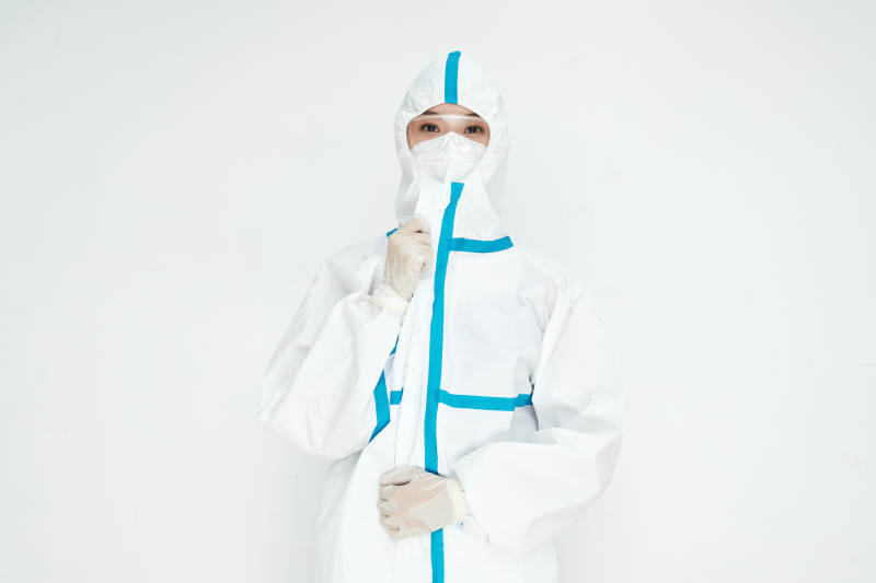 穿白色防护服佩戴护目镜口罩的女性医疗人员