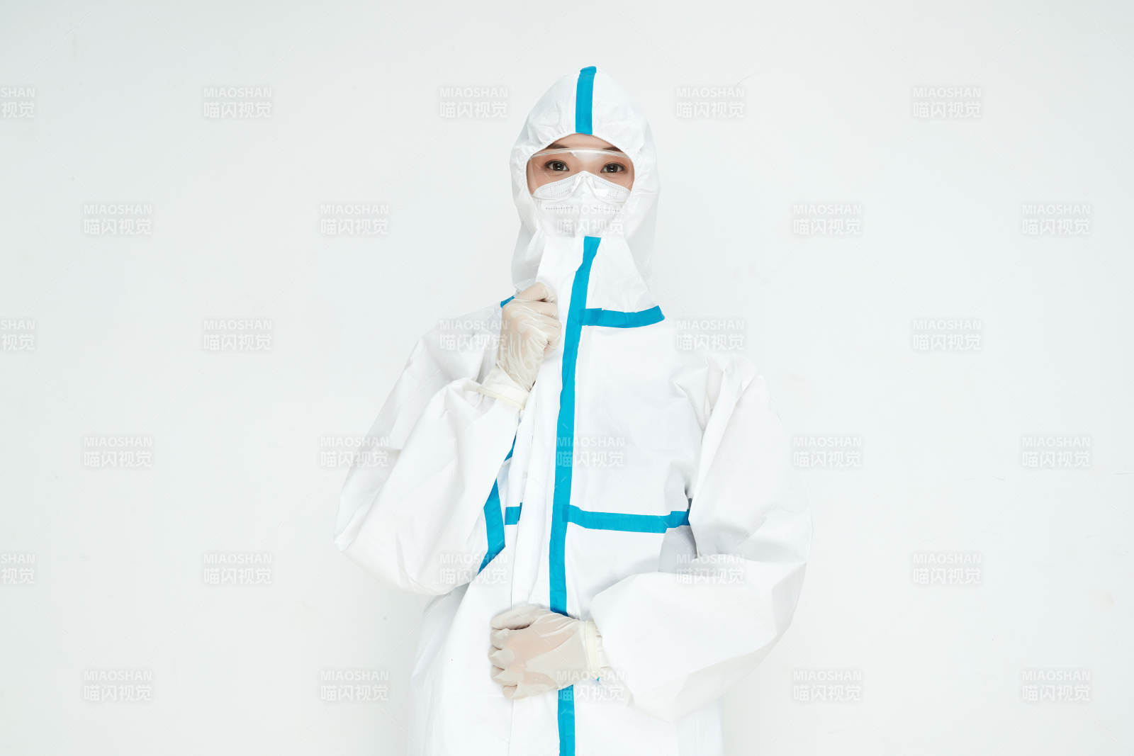 穿白色防护服佩戴护目镜口罩的女性医疗人员