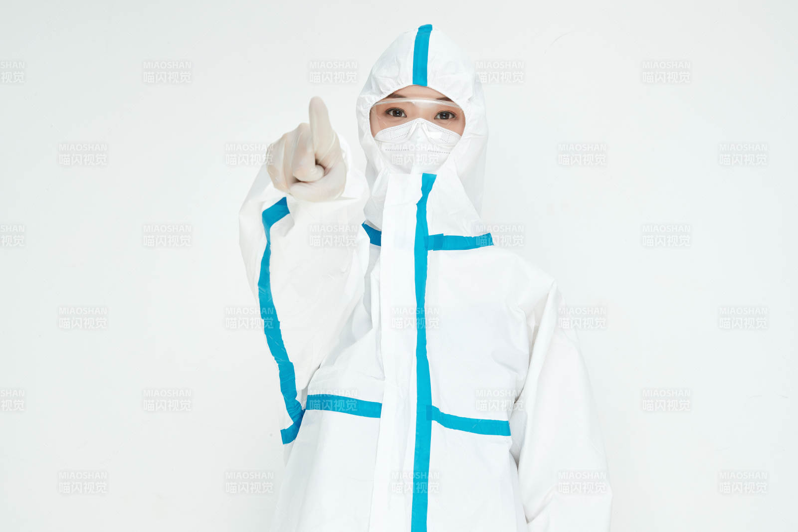 穿白色防護(hù)服佩戴護(hù)目鏡口罩的女性醫(yī)療人員