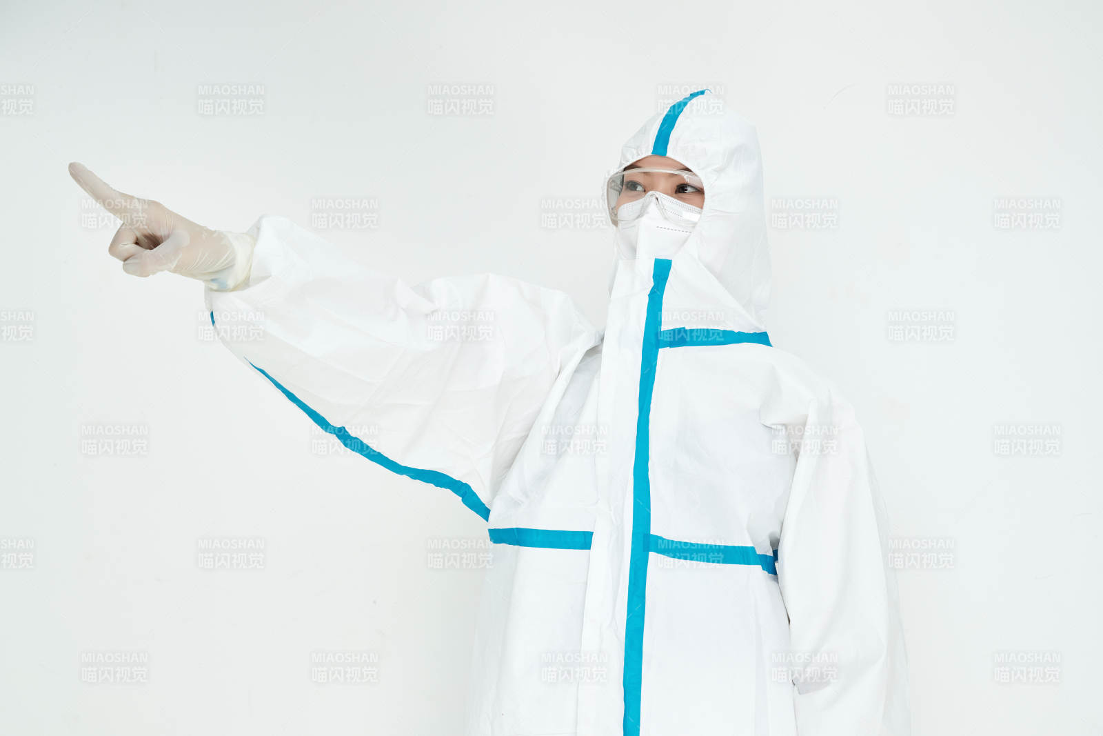 穿白色防護(hù)服佩戴護(hù)目鏡口罩的女性醫(yī)療人員