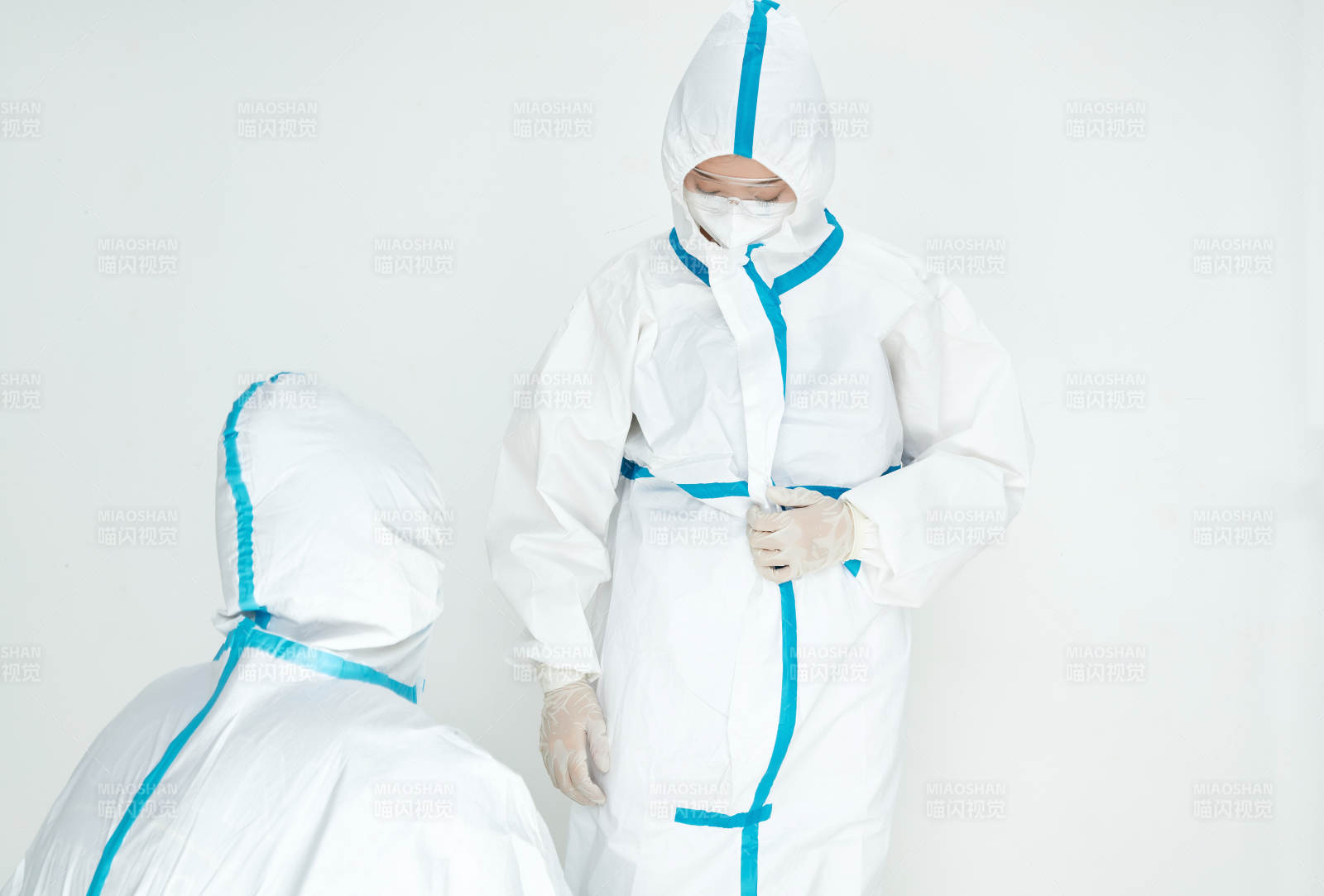 穿白色防護服佩戴護目鏡口罩的女性醫療人員