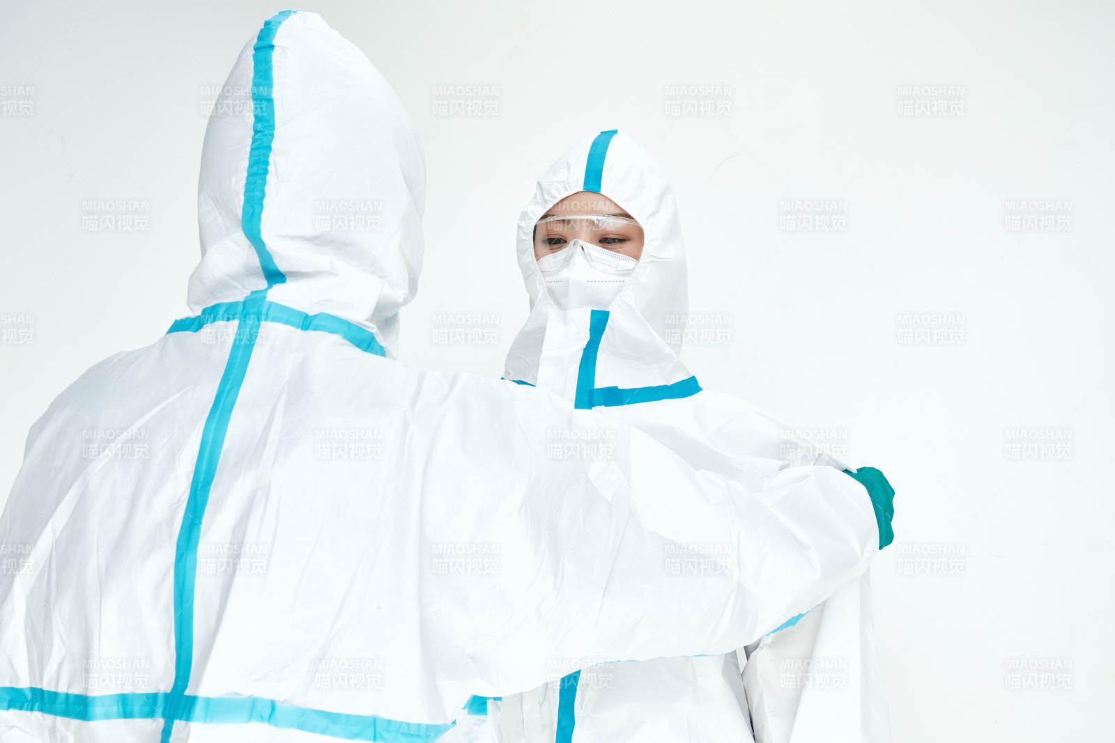 穿白色防護服佩戴護目鏡口罩的女性醫療人員