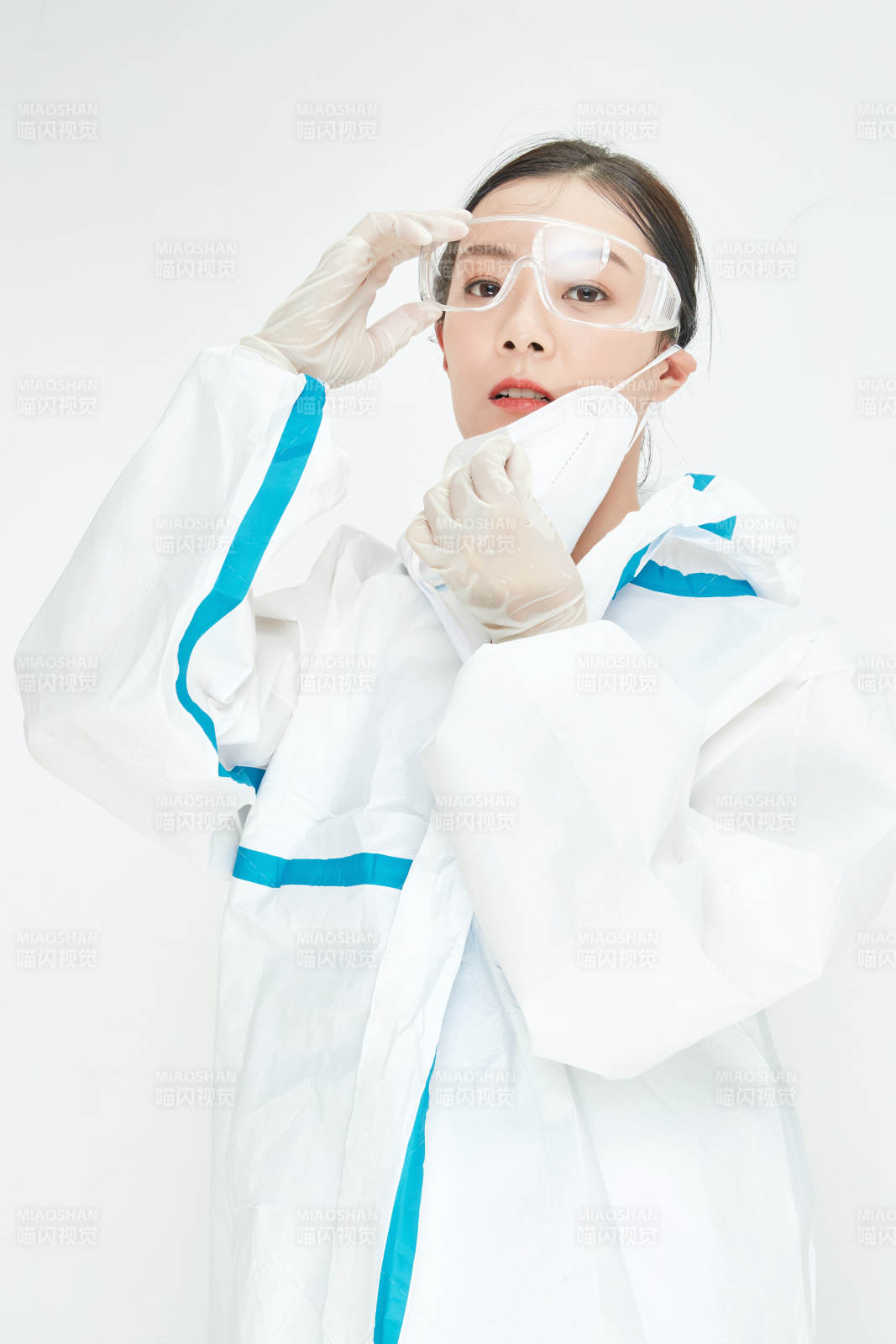 穿白色防護服佩戴護目鏡口罩的女性醫療人員