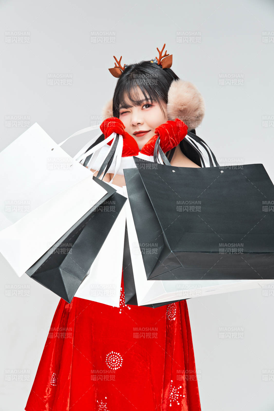 身穿圣誕服飾手提購物袋性感可愛的圣誕女郎