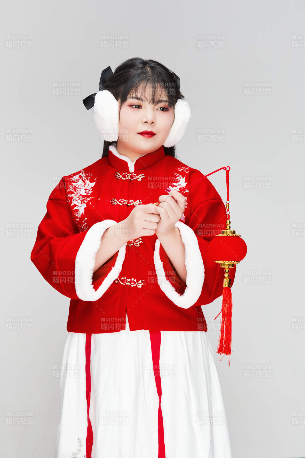 手提紅燈籠身穿喜慶漢服的可愛少女