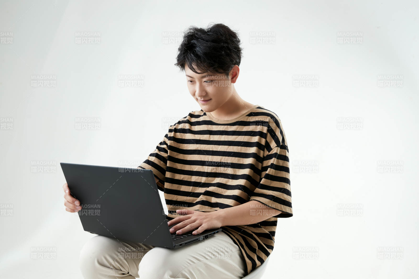 沉浸在網絡戀愛世界的青年男子